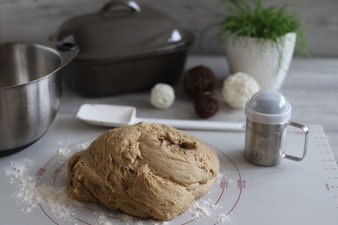 Bierbrot im Ofenmeister mit Teigunterlage, Mix´n Scraper Schaber, Teigunterlage, Edelstahlschüssel und Edelstahl-Streufix online im Pampered Chef Onlineshop bestellen