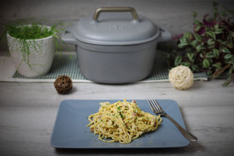 One Pot Pasta Spaghetti in Sahne-Speck-Soße aus dem emaillierten gusseisernen Topf von Pampered Chef