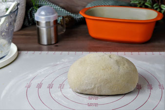 Teig auf der bemehlten Teigunterlage von Pampered Chef falten