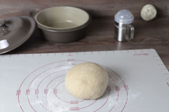 kleines Brot aus dem Zaubermeister rund mit Teigunterlage und Streufix