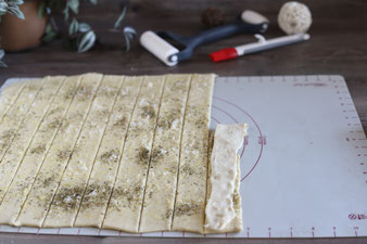 Teig mit dem Teigroller auf der Teigunterlage von Pampered Chef ausrollen