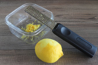 Zitronenabrieb mit der Zester Microplane Reibe von Pampered Chef