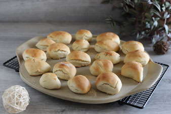 Kleine Mini Pizzabrötchen auf dem vorgeheizten Pizzazauberer plus von Pampered Chef