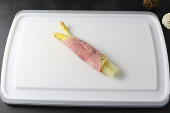 Creme mit dem kleinen Streicher über den Teig verstreichen