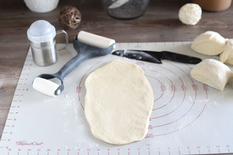 Teig mit dem Teigroller und Mehl aus dem Streufix von Pampered Chef ausrollen