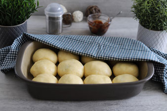 Böhmische Buchteln aus der Ofenhexe mit Teigunterlage, Nylonmesser und Packs an Handschuhen auf dem Kuchengitter und Edelstahl-Streufix online im Pampered Chef Onlineshop bestellen
