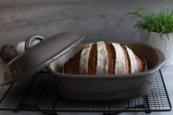 Bierbrot im Ofenmeister mit Teigunterlage, Mix´n Scraper Schaber, Teigunterlage, Edelstahlschüssel und Edelstahl-Streufix online im Pampered Chef Onlineshop bestellen