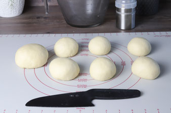 Dreikönigskuchen, Hefekuchen auf der White Lady im Pampered Chef Onlineshop mit Edelstahl Streufix, Teigunterlage, Nylonmesser und Nixe kaufen