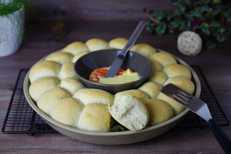 Brötchenblume mit Ofen Camembert aus dem Snack & Dip Set von Pampered Chef