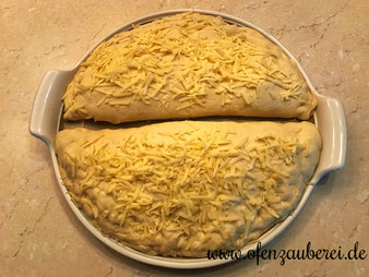Pizza Calzone auf dem großen runden Stein White Lady, Zauberstein oder Grillstein, Ofenzauberer aus dem Pampered Chef Onlineshop