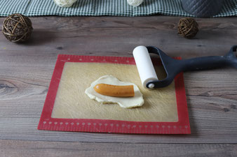 Wiener im Teig Brezenteig auf der White Lady oder Ofenzauberer mit Teigroller im Pampered Chef Onlineshop bestellen