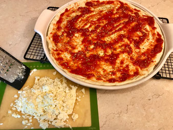 Knusprige Pizza auf der White Lady großer runder Stein im Pampered Chef Onlineshop bestellen
