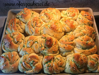 Kräuter Knoblauch Knoten Grillbrötchen oder Grillbrot auf dem Ofenzauberer von Pampered Chef im Onlineshop bestellen