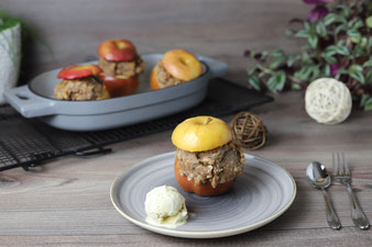 Gefüllte Bratäpfel im emaillierten gusseisernen Baker von Pampered Chef