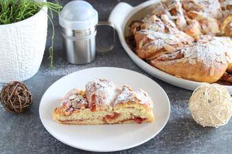 Hefekranz mit Erdbeerfüllung auf der White Lady von Pampered Chef