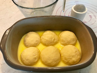 Dampfnudeln, Rohrnudeln, Buchteln im Ofenmeister auf der Teigunterlage mit Streufix, Nylonmesser und Kuchengitter im Pampered Chef Onlineshop bestellen