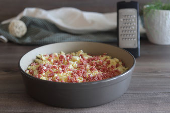 Käse mit der groben Microplane Reibe von Pampered Chef eiben