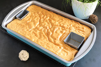 Creme mit der Garnierspritze easy auf den Zahlenkuchen aufspritzen