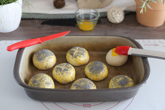 Mit dem Silikonpinsel einstreichen und dem Tomatenmesser einschneiden