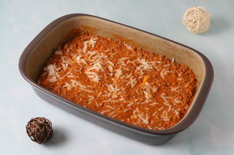 Bolognese in der Ofenhexe verteilen