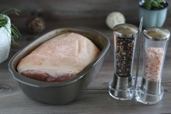 Schweinebraten im Ofenmeister von Pampered Chef mit Salz- und Pfefferstreuer aus dem Onlineshop