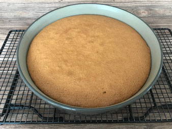 Mediterraner Zitronen Grießkuchen Revani Tatlisi aus der Stoneware rund von Pampered Chef