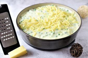 Käse mit der groben Microplane Reibe von Pampered Chef eiben