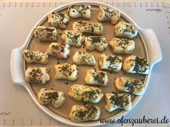 Gefüllte Pizzabrötchen auf der Teigunterlage mit Teigroller, gebacken auf der White Lady oder großer Ofenzauberer aus dem Pampered Chef Onlineshop bestellen