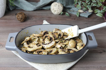 Champignons und Zwiebeln andünsten