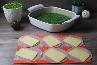 Spinatauflauf mit gefüllten Schinken-Käse-Röllchen