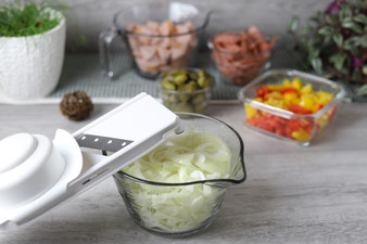 Zwiebel hobeln mit dem kleinen Küchenhobel von Pampered Chef