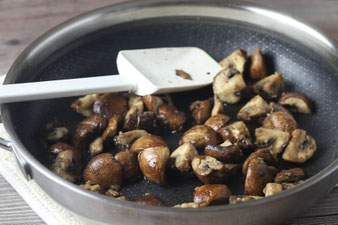 Champignons in der Edelstahl Pfanne andünsten