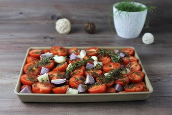 Tomaten, Zwiebeln und Knoblauchzehen auf dem Ofenzauberer