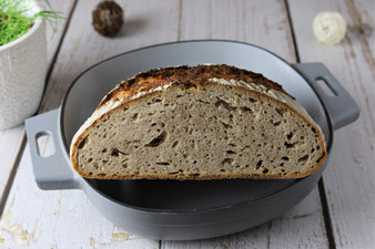 Brot mit Semola in der emaillierten gusseisernen Pfanne, Sauerteigbrot Pampered Chef