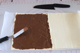 Nutella auf dem Blätterteig verstreichen
