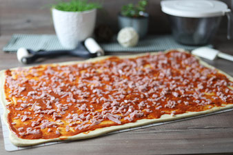 Faltenbrot, Pizzabrot, Pizzafaltenbrot auf dem großen Ofenzauberer mit Teigunterlage und Teigroller im Pampered Chef Onlineshop