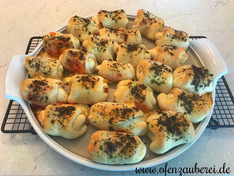 Gefüllte Pizzabrötchen auf der Teigunterlage mit Teigroller, gebacken auf der White Lady oder großer Ofenzauberer aus dem Pampered Chef Onlineshop bestellen