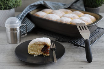 Böhmische Buchteln aus der Ofenhexe mit Teigunterlage, Nylonmesser und Packs an Handschuhen auf dem Kuchengitter und Edelstahl-Streufix online im Pampered Chef Onlineshop bestellen
