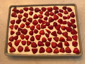 Erdbeer Schmand Blechkuchen auf dem Ofenzauberer von Pampered Chef Onlineshop bestellen