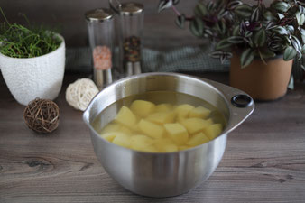 Kartoffeln in kaltem Wasser in der mittleren Edelstahlschüssel von Pampered Chef