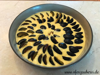 Zwetschgenkuchen Eierlikörkuchen Streuselkuchen in der Stoneware rund, Ofenhexe oder Ofenmeister bzw. Ofenzauberer aus dem pampered Chef Onlineshop bestellen