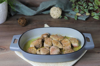 Schweinemedaillons im gusseisernen emaillierten Baker von Pampered Chef anbraten