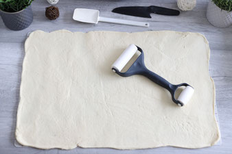 Teigunterlage, Edelstahlschüssel, Mix´n Scraper Schaber, Teigroller, Nylonmesser, Silikonpinsel, White Lady oder Ofenzauberer James mit Kuchengitter für Zimtschnecken Cinnamon Rolls Zimtröllchen im Pampered Chef Onlineshop