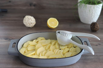 Zitrone mit der Zitruspresse von Pampered Chef auspressen