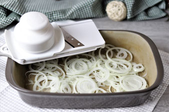 Zwiebel hobeln mit dem kleinen Küchenhobel von Pampered Chef