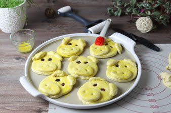 Teig mit dem Silikonpinsel einpinseln