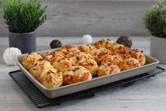Gefüllte Pizzabrötchen auf der White Lady oder dem Ofenzauberer mit Microplane Reibe und Kuchengitter im Pampered Chef Onlineshop