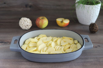 Apfel mit dem Schälmesser in Spalten schneiden und in den Baker legen