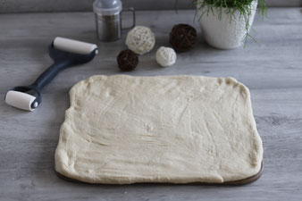 Türkisches Fladenbrot oder Pide mit Teigroller und Silikonpinsel sowie Streufix auf dem Zauberstein oder Ofenzauberer James im Pampered Chef Onlineshop bestellen