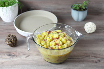 Kartoffelkuchen in der runden Ofenhexe